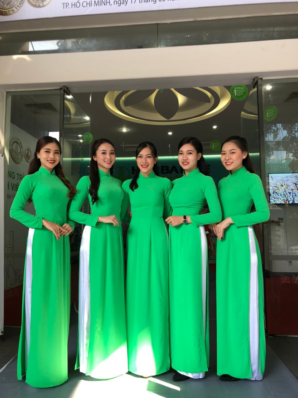 cho thuê áo dài lụa màu xanh lá giá rẻ